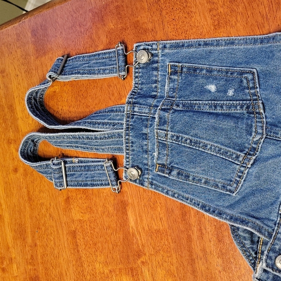Women's Distressed jean overall shorts - Picture 4 of 4